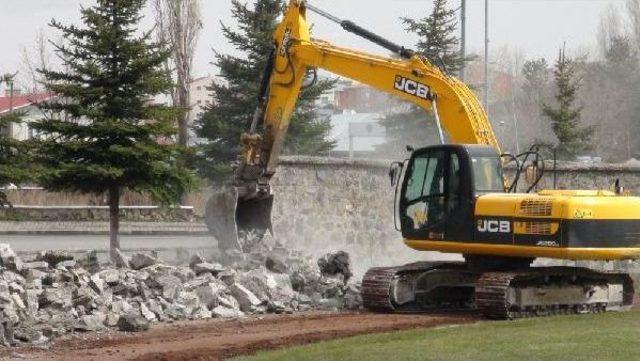 Kars'ta Stadyum Ve Spor Salonu Yıkılıyor