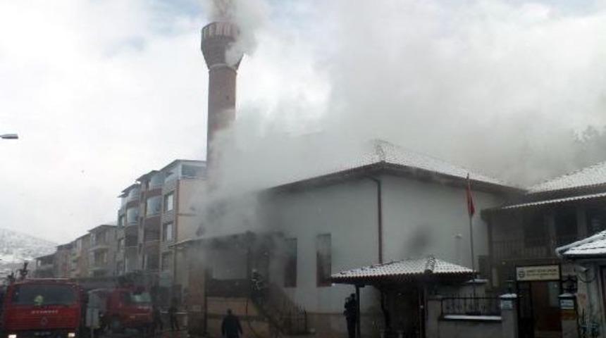 Yozgat'ta Tarihi Cami Yandı