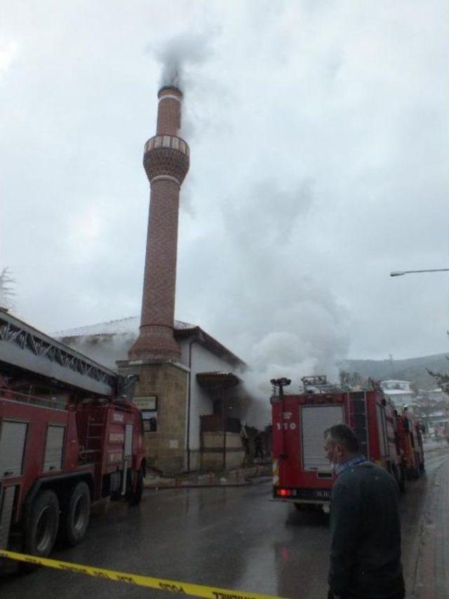 Yozgat'ta Tarihi Cami Yandı