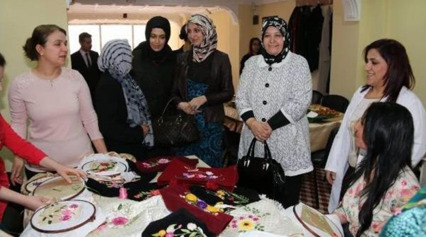 Hakkari Valisi Canbolat'ın Eşi, Kadın Kursiyerleri Ziyaret Etti