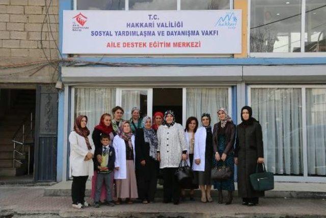 Hakkari Valisi Canbolat'ın Eşi, Kadın Kursiyerleri Ziyaret Etti