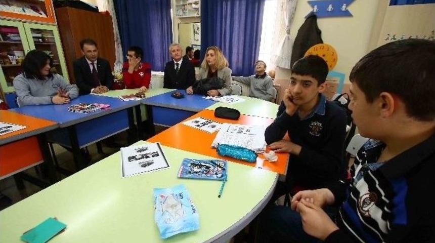 &Ouml;ğrencilerden Engellilere Anlamlı Destek