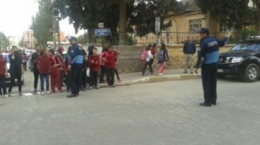 Reyhanlı Zabıtasından &Ouml;ğrencilere Trafik Hizmeti