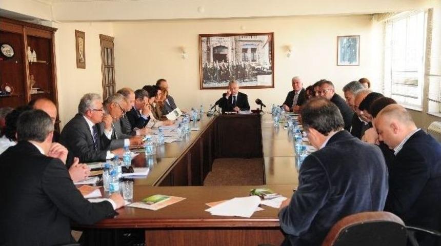 Marmaris&rsquo;teki Ka&ccedil;ak Yapıların Yıkımı Belediyenin Başını Ağrıtıyor