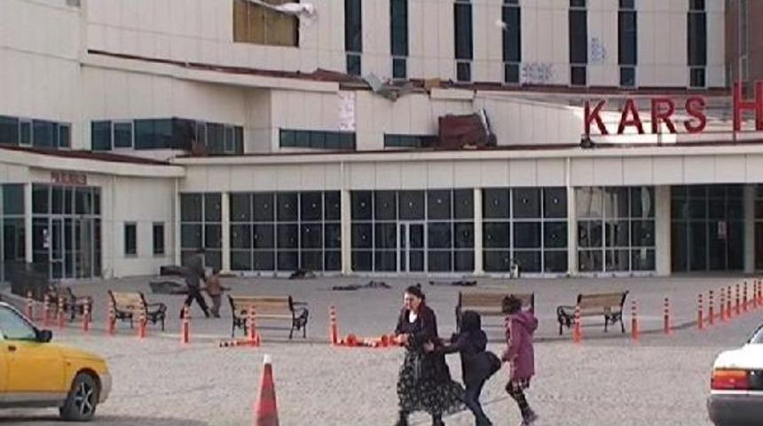 Kars'ta Fırtına Hastanenin &Ccedil;atısını  U&ccedil;urdu