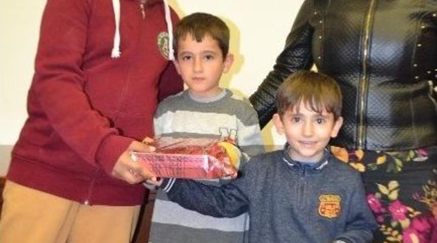 Birincilik &Ouml;d&uuml;l&uuml;n&uuml; Şehit Polis &Ccedil;ocuğuna Hediye Etti