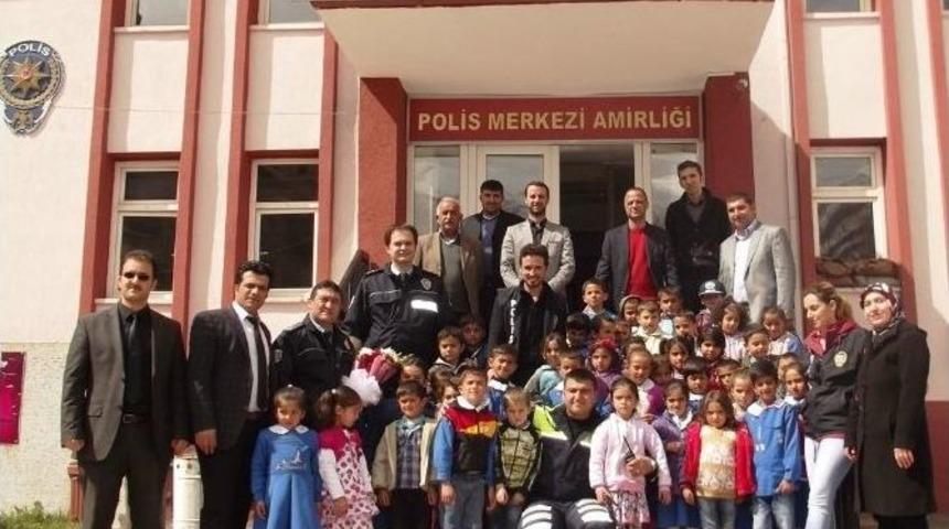 Polisten &Ouml;ğrencilere Kırtasiye Yardımı