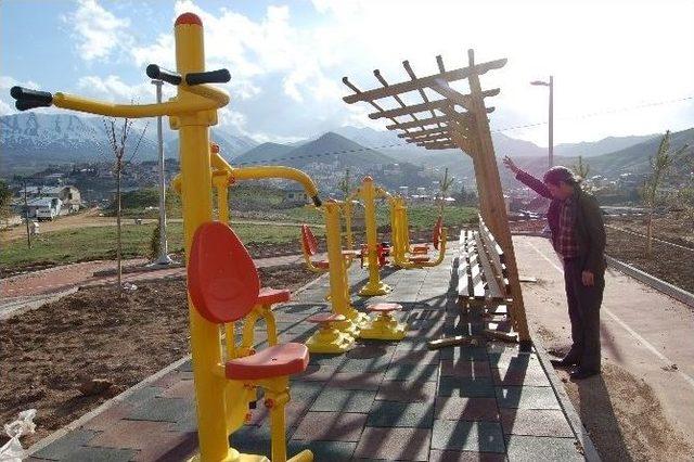 Park Hizmete Girmeden Dökülmeye Başladı