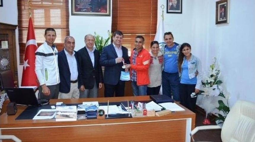 Başkan Arslan&rsquo;a Milli Maratonculardan Ziyaret
