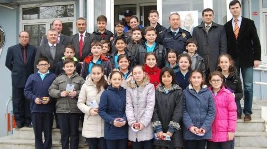 &Ouml;ğrencilerden Polis Abilerine Kırmızı Karanfil Jesti