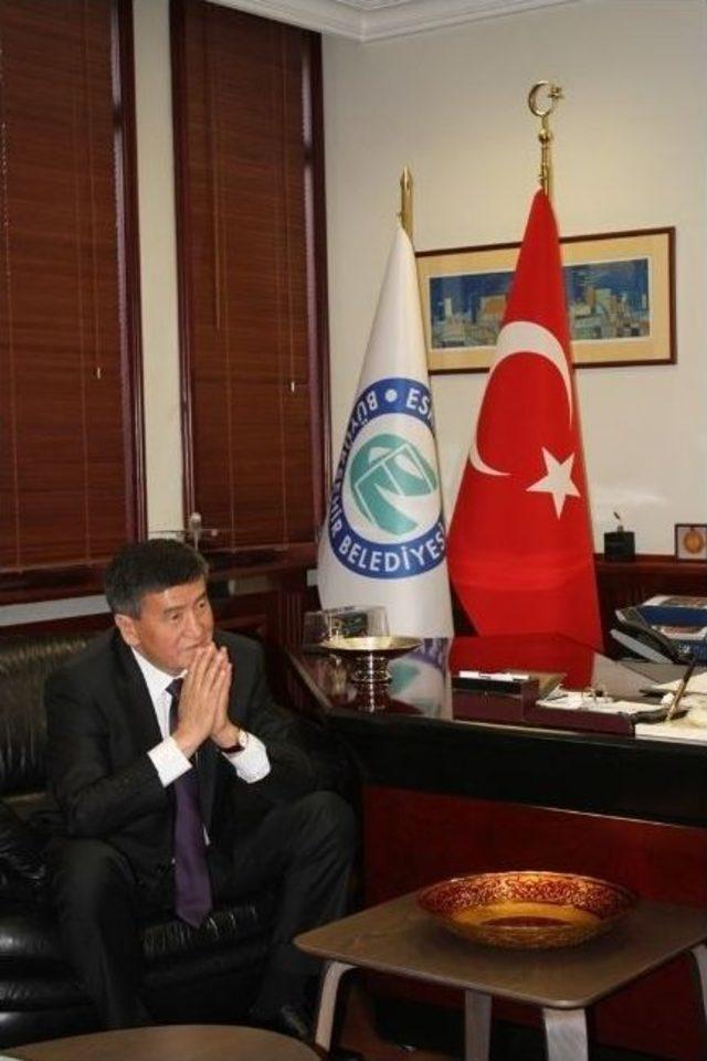 Kırgızistan&rsquo;ın Osh Valisi Jenbekov&rsquo;dan Başkan B&uuml;y&uuml;kerşen&rsquo;e &Ouml;vg&uuml;: 2