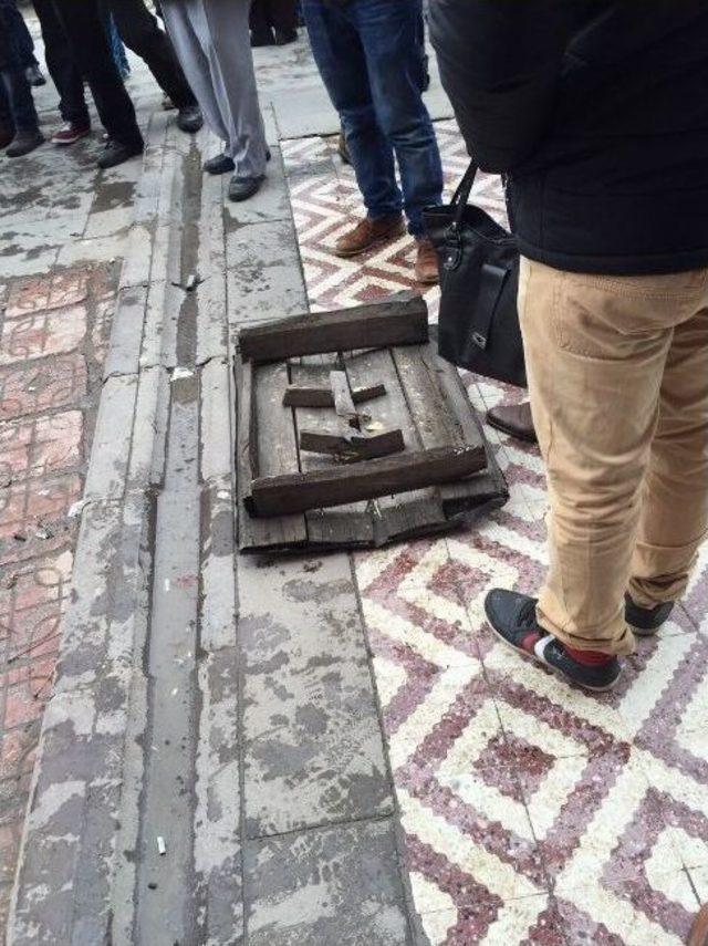 Yozgat&rsquo;ta Yolda Y&uuml;r&uuml;yen Kadının &Uuml;zerine Ahşap &Ccedil;atı Kapağı D&uuml;şt&uuml; 1