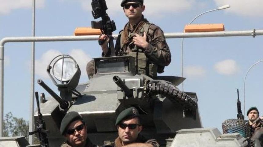 Şanlıurfa'da Polisler Zırhlı Ara&ccedil;larla Şehir Turu Attı