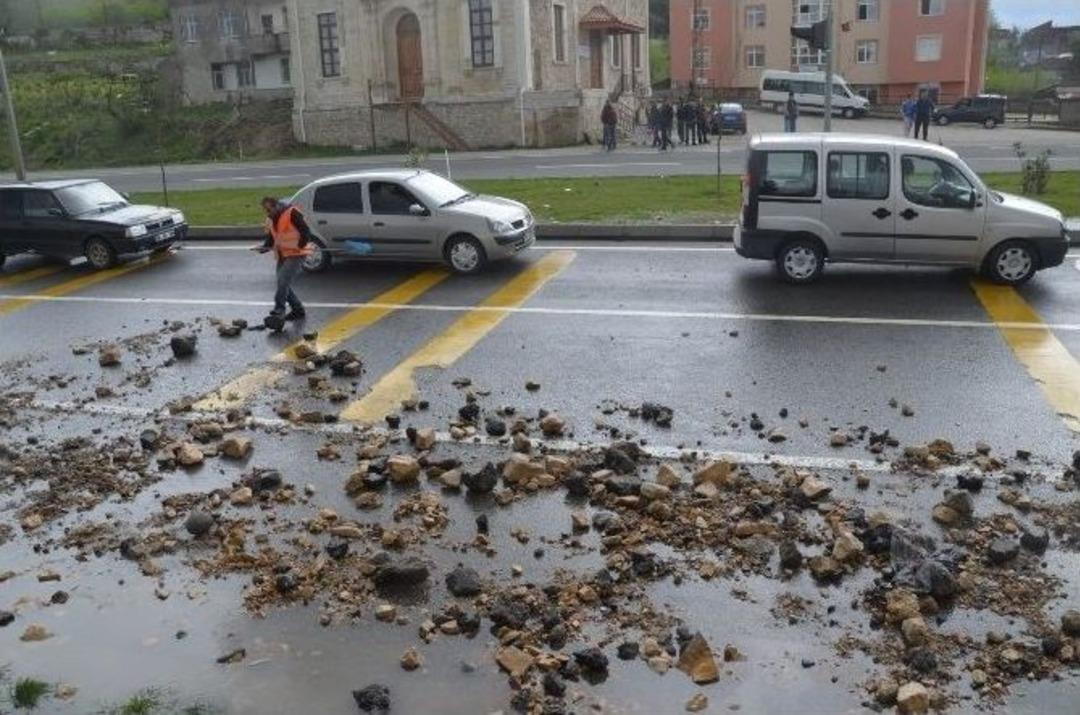 Karadeniz&rsquo;in Azgın Dalgaları Sahil Yolunu Harabeye &Ccedil;evirdi