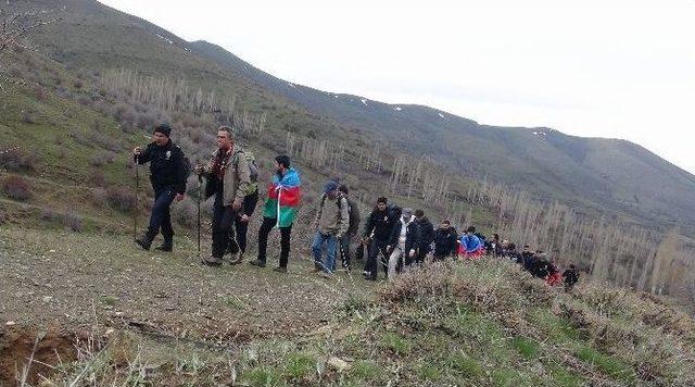 Dağa Tırmanıp Üç Dilde Polis Haftasını Kutladılar