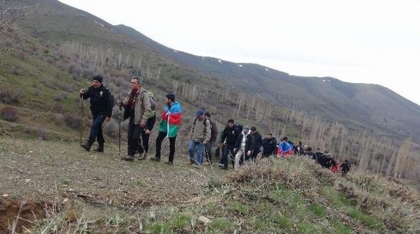 Dağa Tırmanıp &Uuml;&ccedil; Dilde Polis Haftasını Kutladılar