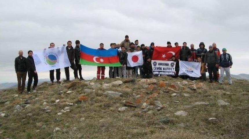 Dağa Tırmanıp &Uuml;&ccedil; Dilde Polis Haftasını Kutladılar