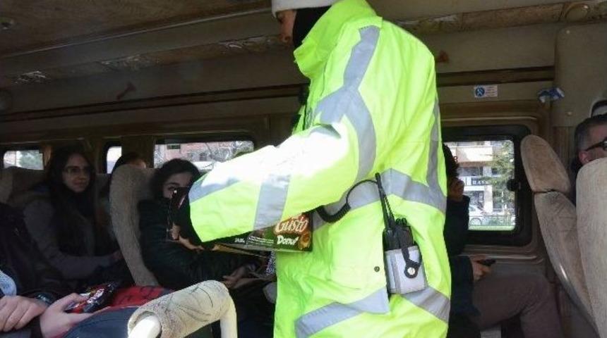 Polisler Emniyet Kemeri Uyarısı Yaparak S&uuml;r&uuml;c&uuml;lere Kek Dağıttı