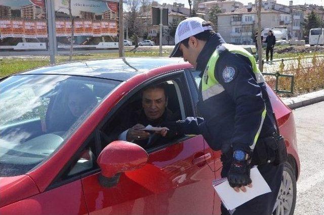 Polisler Emniyet Kemeri Uyarısı Yaparak Sürücülere Kek Dağıttı