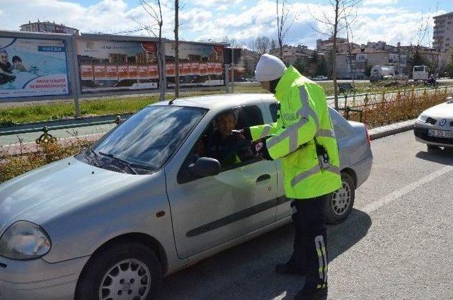 Polisler Emniyet Kemeri Uyarısı Yaparak Sürücülere Kek Dağıttı