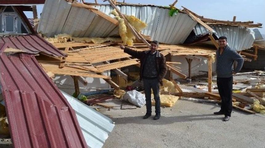 Şiddetli R&uuml;zg&acirc;r &Ccedil;atıları U&ccedil;urdu