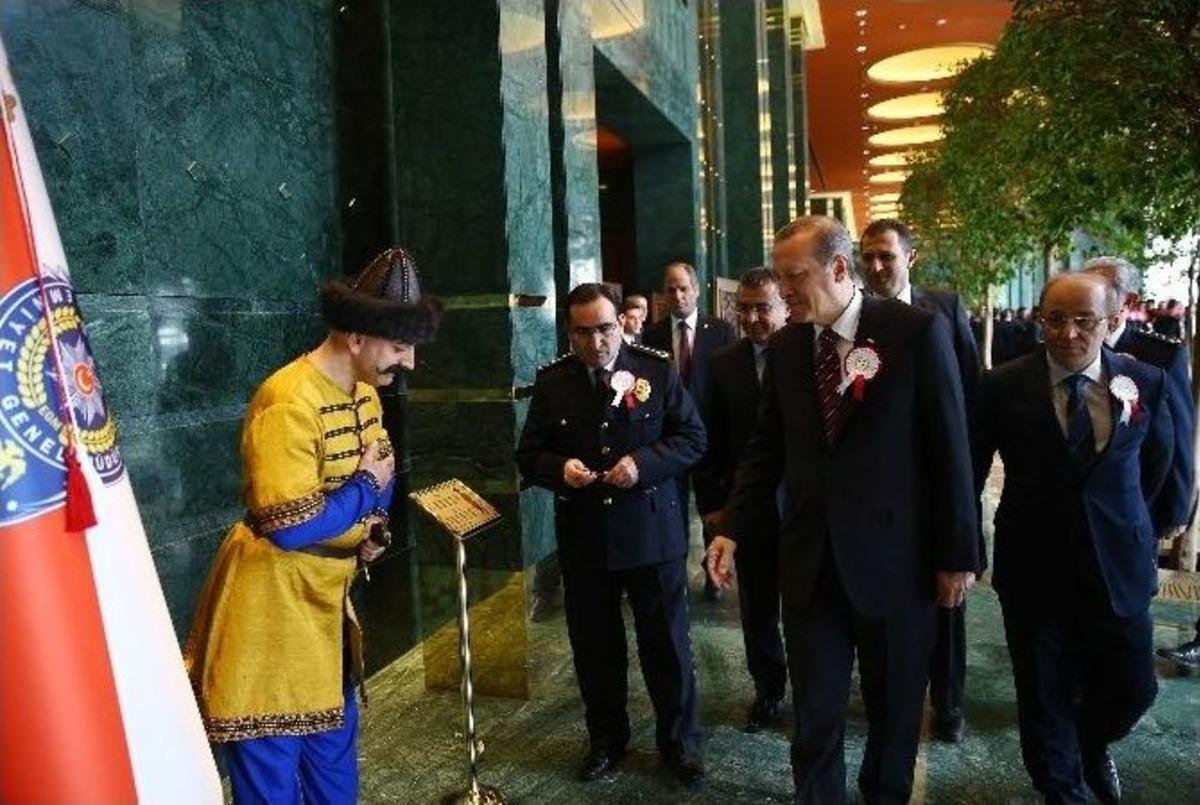 Polis Teşkilatı&rsquo;nın Kuruluş Yıl D&ouml;n&uuml;m&uuml;nde Cumhurbaşkanı Erdoğan&rsquo;a S&uuml;rpriz