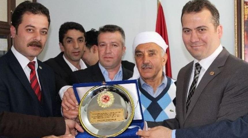 Şehit Ve Gazi Yakınlarından &Ouml;zt&uuml;rk&rsquo;e Plaket