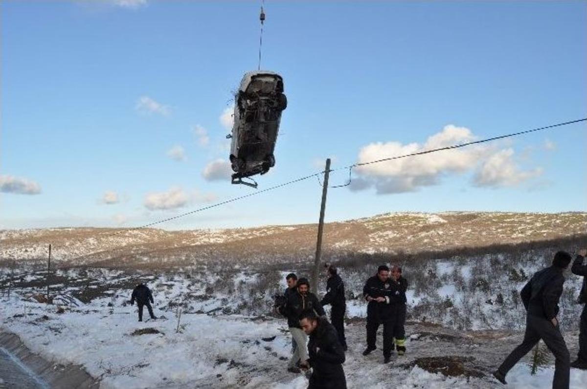 Otomobil 50 Metrelik Şarampole U&ccedil;tu: 1 &Ouml;l&uuml; 4 Yaralı