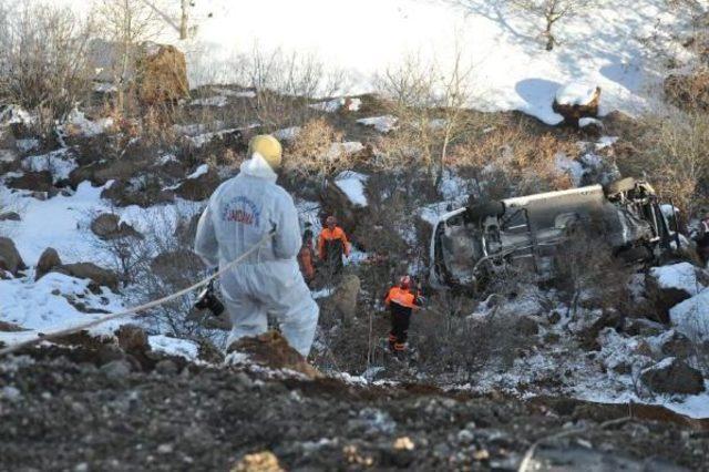 Otomobil U&ccedil;uruma Yuvarlandı: 1 &Ouml;l&uuml;, 4 Yaralı 1