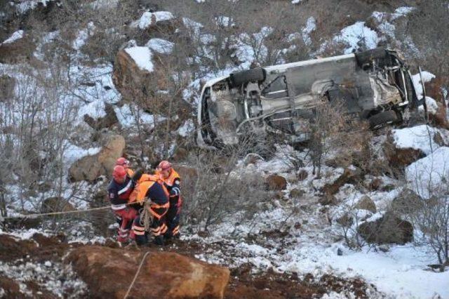 Otomobil U&ccedil;uruma Yuvarlandı: 1 &Ouml;l&uuml;, 4 Yaralı 2