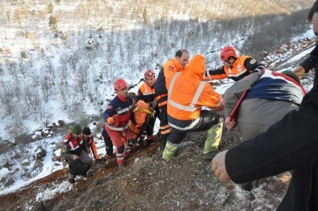 Otomobil U&ccedil;uruma Yuvarlandı: 1 &Ouml;l&uuml;, 4 Yaralı 3