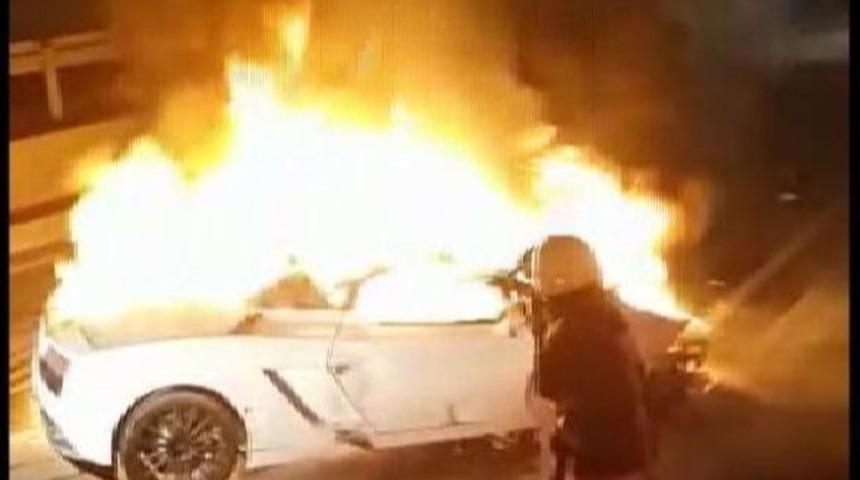 L&uuml;ks Otomobil Alev Topuna D&ouml;nd&uuml;: 1 &Ouml;l&uuml;, 1 Yaralı