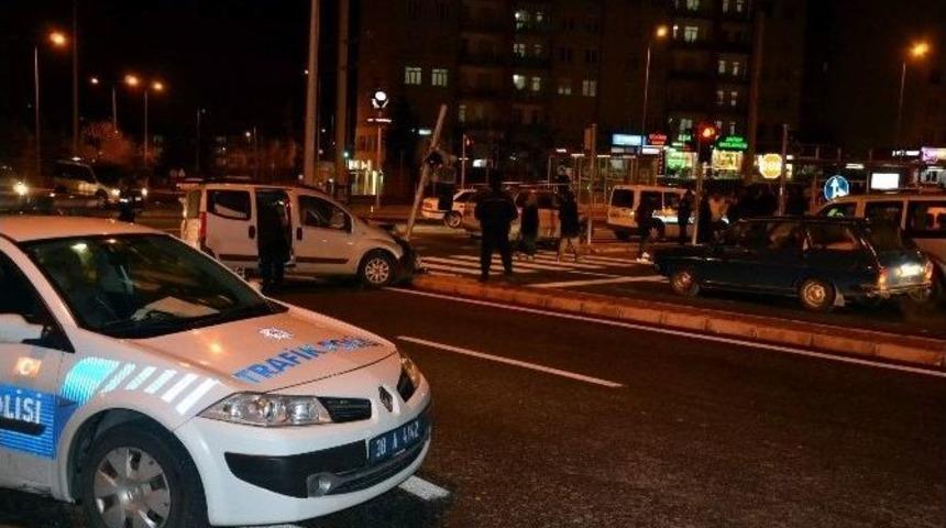 Otomobiller &Ccedil;arpıştı: 2 Yaralı