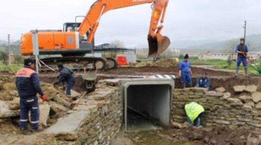 İzsu Beydağ Belediyesi Ekipleri Yağmur Alında Mesaide