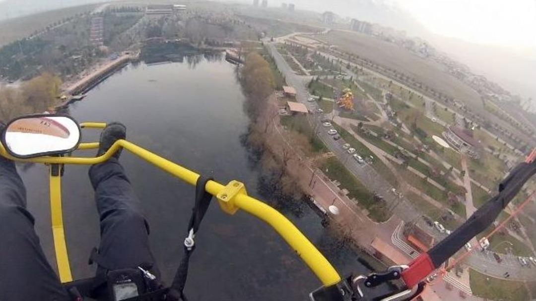 Paraş&uuml;t&ccedil;&uuml; Otomobile &Ccedil;arptı