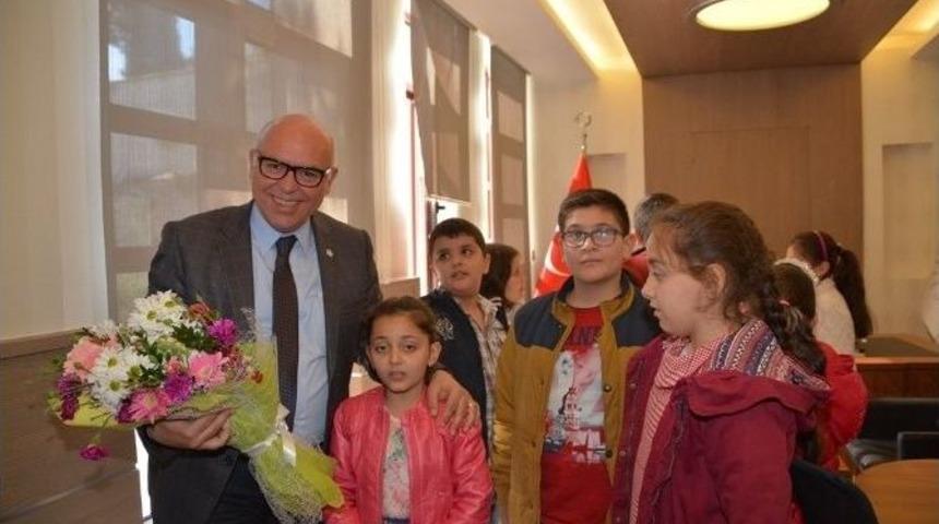 Minik &Ouml;ğrenciler S&uuml;leymanpaşa Belediye Başkanı Ekrem Eşkinat&rsquo;la Bir Araya Geldi
