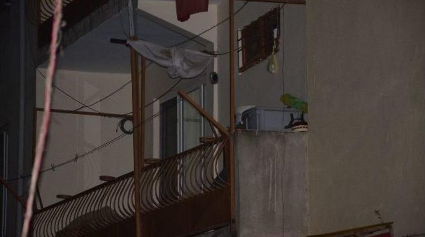 Eşini İntihardan Vazge&ccedil;irmek İsterken Tabancayla Vurdu