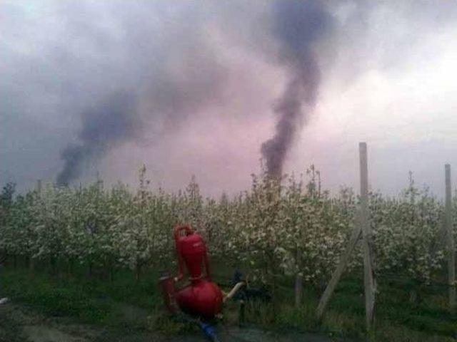 Dona Karşı Meyva Bahçelerinde Saman Ve Lastik Yakılarak Önlem Alındı