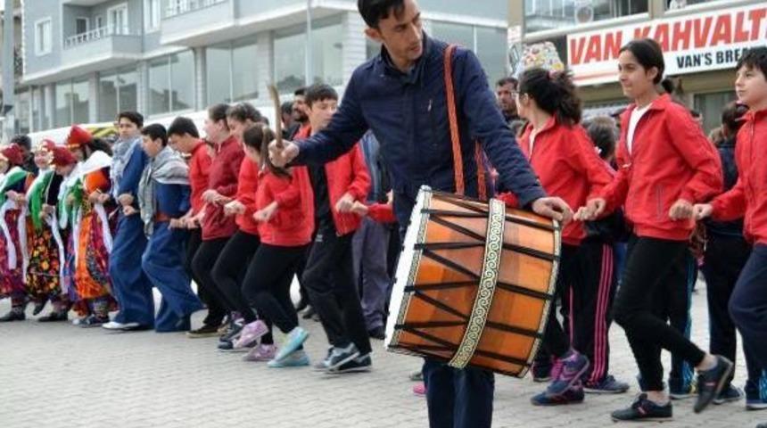 Halk Oyunları B&ouml;lge Yarışması Renkli G&ouml;r&uuml;nt&uuml;lerle Başladı