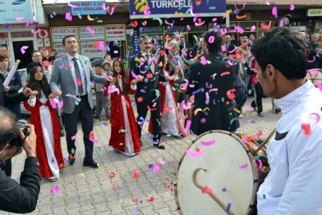 Halk Oyunları B&ouml;lge Yarışması Renkli G&ouml;r&uuml;nt&uuml;lerle Başladı 2