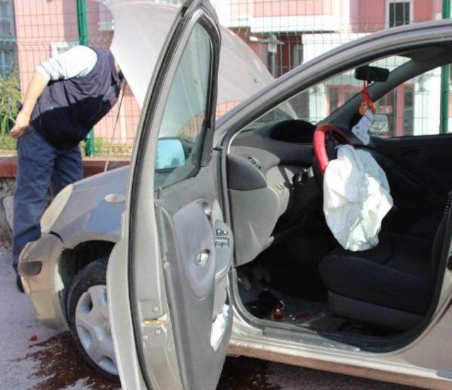 Duvara Çarpan Otomobilin Sürücüsünü Hava Yastığı Kurtardı