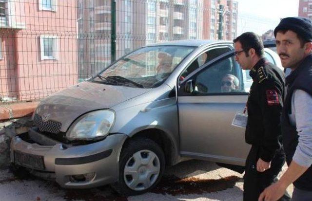 Duvara Çarpan Otomobilin Sürücüsünü Hava Yastığı Kurtardı