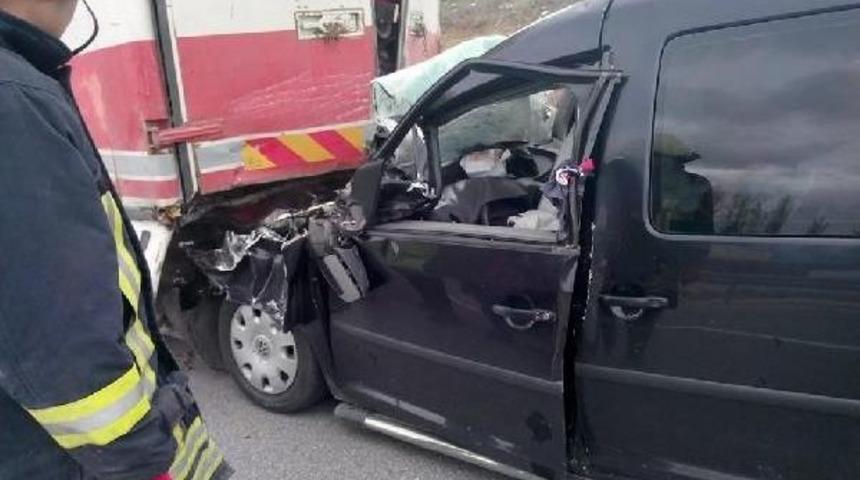 Otomobiliyle Kamyona Arkadan &Ccedil;arpan S&uuml;r&uuml;c&uuml; Yaralandı
