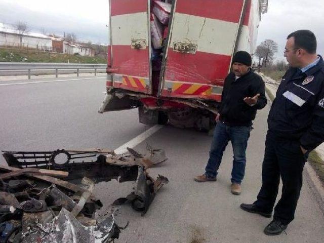 Otomobiliyle Kamyona Arkadan &Ccedil;arpan S&uuml;r&uuml;c&uuml; Yaralandı 1