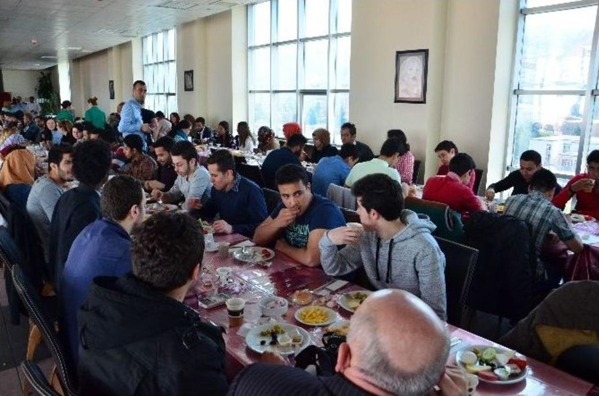 Rekt&ouml;r &Ouml;zer; Yabancı &Ouml;ğrencilerle Kahvaltıda Buluştu