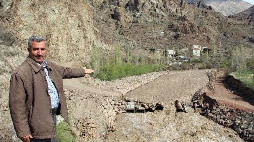 Debisi Artan Oltu &Ccedil;ayı K&ouml;pr&uuml;leri Yıktı