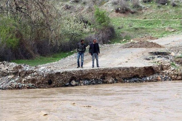 Debisi Artan Oltu Çayı Köprüleri Yıktı