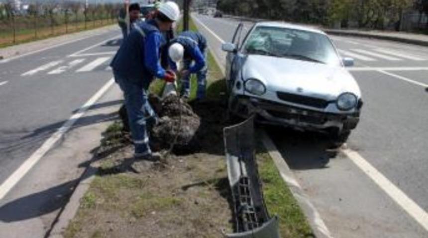 Lastiği Patlayan Otomobil Direğe &Ccedil;arptı: 3 Yaralı