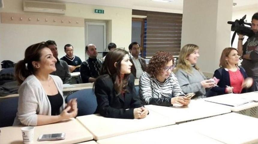 Mali M&uuml;şavirler Halk M&uuml;ziği Korosuyla Stres Atıyor