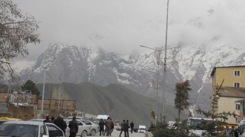 Hakkari&rsquo;nin Y&uuml;ksek Kesimleri Beyaza B&uuml;r&uuml;nd&uuml;